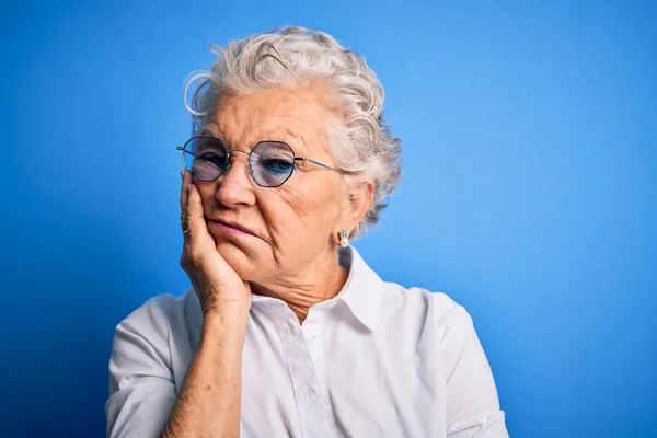 Senior Bela Mulher Vestindo Camisa Elegante Óculos Sobre Fundo Azul — Fotografia de Stock