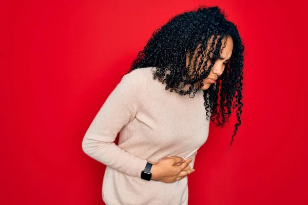 Ung Afrikansk Amerikansk Lockig Kvinna Bär Casual Polotröja Över Röd — Stockfoto
