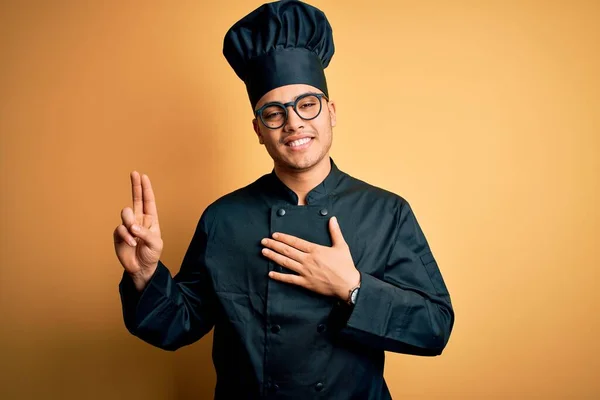 Joven Chef Brasileño Con Uniforme Cocina Sombrero Sobre Fondo Amarillo —  Fotos de Stock