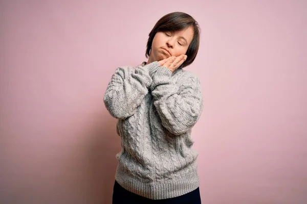 Jonge Syndroom Vrouw Dragen Casual Trui Geïsoleerde Achtergrond Slapen Moe — Stockfoto