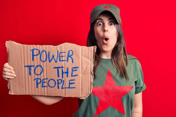 Mulher Bonita Vestindo Camiseta Com Símbolo Comunista Estrela Vermelha Pedindo — Fotografia de Stock