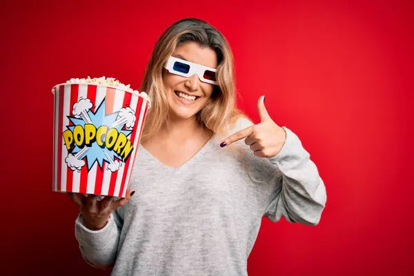 Młoda Piękna Blondynka Ogląda Film Przy Użyciu Okularów Jedząc Popcorny — Zdjęcie stockowe