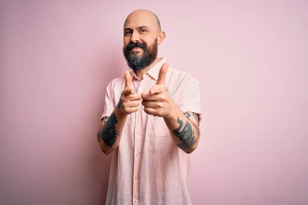 Bonito Homem Careca Com Barba Tatuagem Vestindo Camisa Casual Sobre — Fotografia de Stock