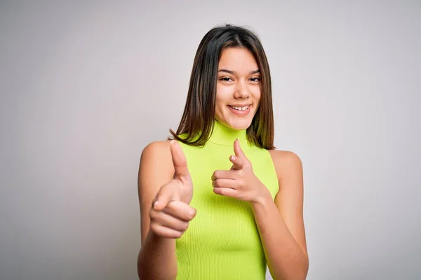 Menina Morena Bonita Nova Vestindo Camiseta Verão Casual Sobre Fundo — Fotografia de Stock