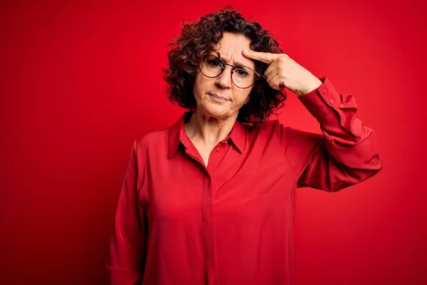 Orta Yaşlı Kıvırcık Saçlı Sıradan Gömlekli Kırmızı Arka Planda Gözlüklü — Stok fotoğraf