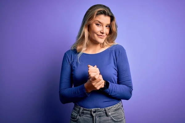 Mulher Loira Bonita Nova Vestindo Shirt Casual Sobre Fundo Roxo — Fotografia de Stock