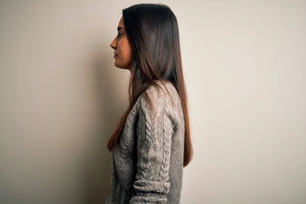 Junge Schöne Brünette Frau Trägt Lässigen Pullover Über Isolierten Weißen — Stockfoto