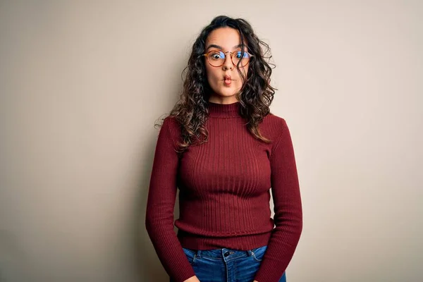 Hermosa Mujer Con Pelo Rizado Usando Suéter Casual Gafas Sobre —  Fotos de Stock