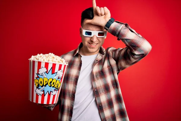 Jonge Knappe Blanke Man Draagt Filmbril Eet Popcorn Lachen Van — Stockfoto