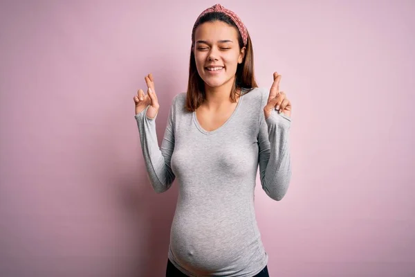 Genç Güzel Bir Kız Hamile Pembe Arka Plan Üzerinde Bebek — Stok fotoğraf
