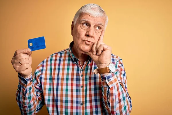 Senior Stilig Hoary Kund Man Som Innehar Kreditkort För Att — Stockfoto