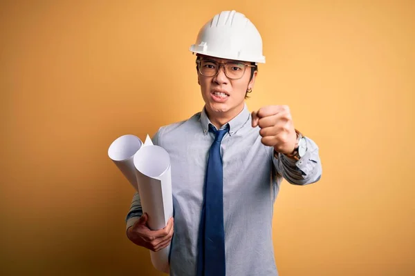 Jovem Bonito Arquiteto Chinês Homem Vestindo Capacete Segurança Segurando Plantas — Fotografia de Stock