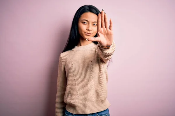 Giovane Bella Donna Cinese Indossa Maglione Casual Sfondo Rosa Isolato — Foto Stock