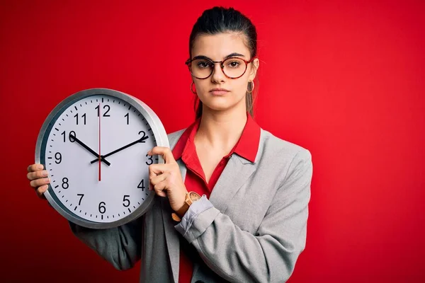 Joven Hermosa Mujer Negocios Morena Haciendo Cuenta Regresiva Celebración Reloj —  Fotos de Stock