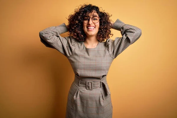 Vacker Arabiska Affärskvinna Bär Klänning Och Glasögon Står Över Gul — Stockfoto
