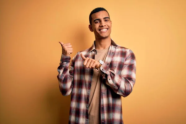 잘생긴 아프리카 미국인 남자가 엄지손가락을 자신감 미소를 있습니다 — 스톡 사진