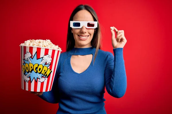 Giovane Donna Bionda Che Indossa Occhiali Mangia Pacchetto Popcorn Guardando — Foto Stock