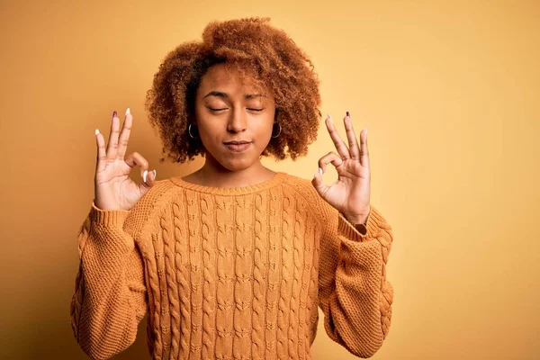 Jovem Mulher Afro Afro Afro Afro Bonita Afro Com Cabelo — Fotografia de Stock