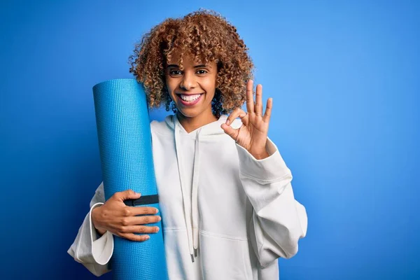 Junge Afrikanisch Amerikanische Frau Die Sport Treibt Hält Yogamatte Über — Stockfoto