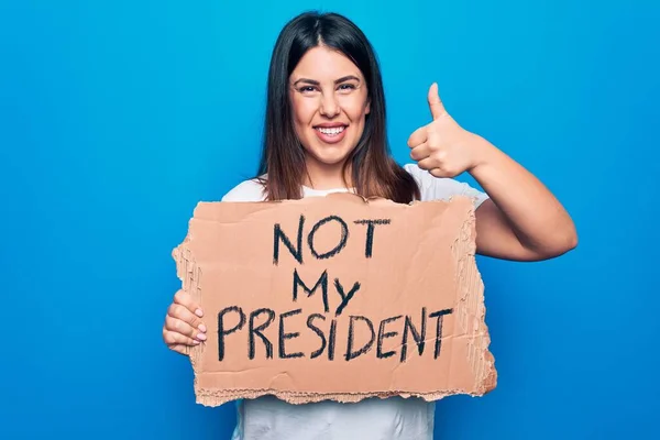 Joven Hermosa Mujer Desacuerdo Sosteniendo Pancarta Con Mensaje Del Presidente — Foto de Stock