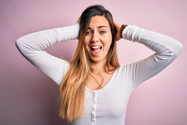 Jovem Mulher Loira Bonita Com Olhos Azuis Vestindo Camiseta Branca — Fotografia de Stock