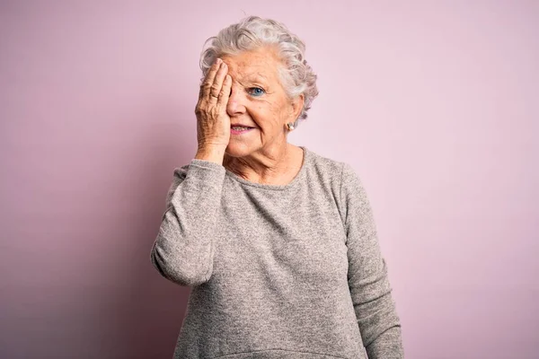 Ältere Schöne Frau Trägt Lässiges Shirt Das Über Isoliertem Rosa — Stockfoto