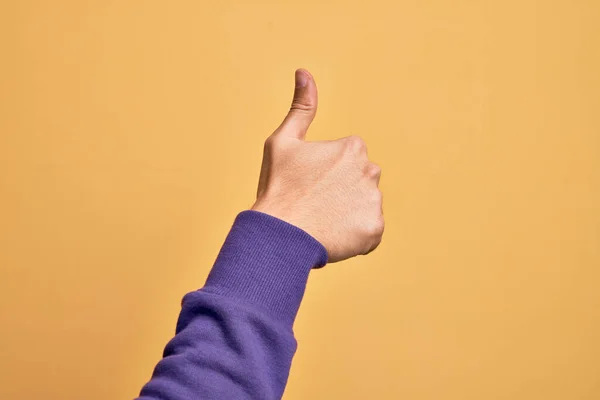 Mão Jovem Caucasiano Mostrando Dedos Sobre Fundo Amarelo Isolado Fazendo — Fotografia de Stock