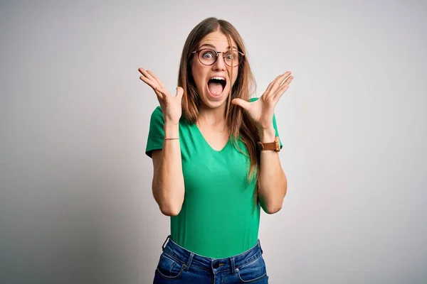 Mulher Ruiva Bonita Nova Vestindo Casual Shirt Verde Óculos Sobre — Fotografia de Stock