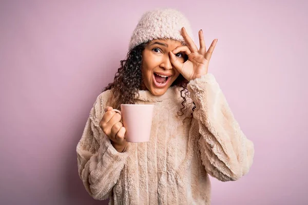 Junge Schöne Frau Mit Lockigem Haar Trinkt Tasse Kaffee Über — Stockfoto