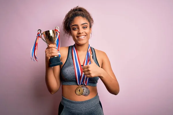 Jovem Afro Americana Menina Desportiva Fazendo Esporte Ganhando Medalhas Troféu — Fotografia de Stock