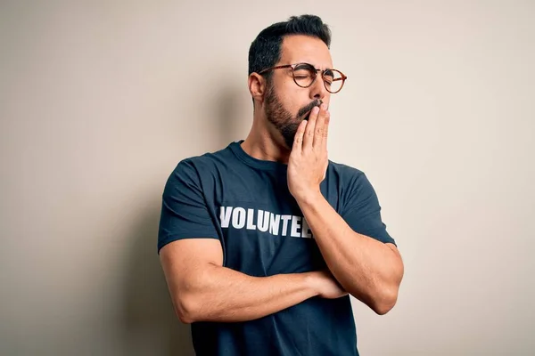 Schöner Mann Mit Bart Shirt Mit Freiwilliger Botschaft Über Weißem — Stockfoto