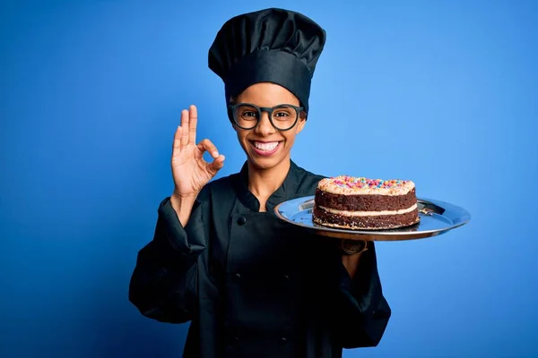 Jeune Femme Boulangère Afro Américaine Portant Uniforme Cuisinière Chapeau Tenant — Photo