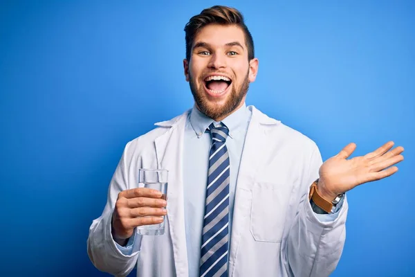 Joven Médico Rubio Con Barba Ojos Azules Vistiendo Abrigo Corbata — Foto de Stock