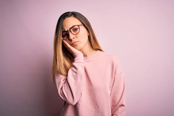 Bella Donna Bionda Con Gli Occhi Azzurri Indossa Maglione Occhiali — Foto Stock