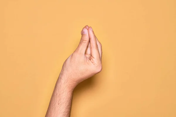 Mão Jovem Caucasiano Mostrando Dedos Sobre Fundo Amarelo Isolado Fazendo — Fotografia de Stock