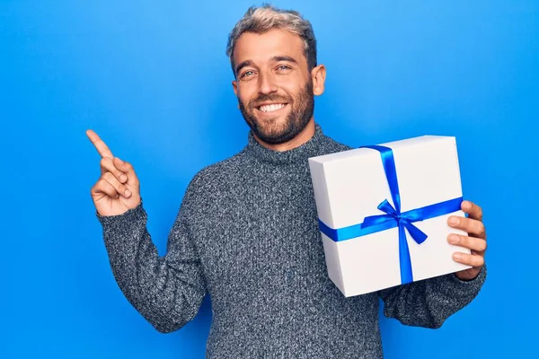 Jovem Bonito Loiro Homem Com Barba Segurando Aniversário Presente Sobre — Fotografia de Stock