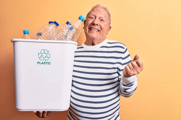 Senior Bonito Homem Cabelos Grisalhos Reciclagem Segurando Cesto Cheio Garrafas — Fotografia de Stock