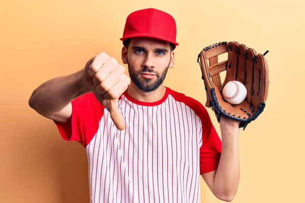 Junger Gutaussehender Mann Mit Bart Spielt Baseball Mit Ball Und — Stockfoto