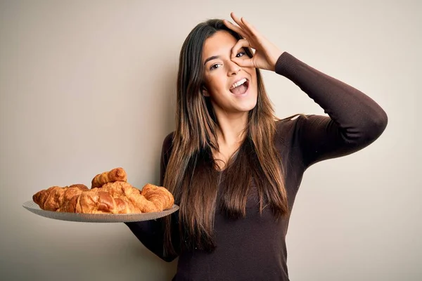 Ung Vacker Flicka Håller Platta Med Söta Croissanter Till Frukost — Stockfoto