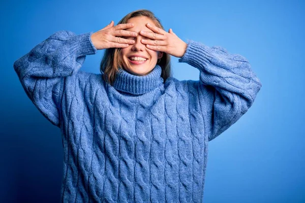 Junge Schöne Blonde Frau Lässigem Rollkragenpullover Über Blauem Hintergrund Die — Stockfoto