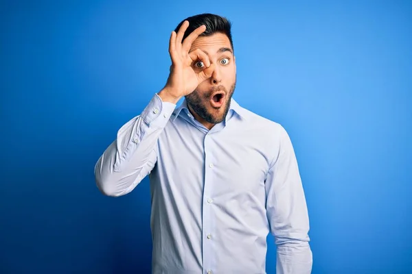 Joven Hombre Guapo Con Camisa Elegante Pie Sobre Fondo Azul — Foto de Stock