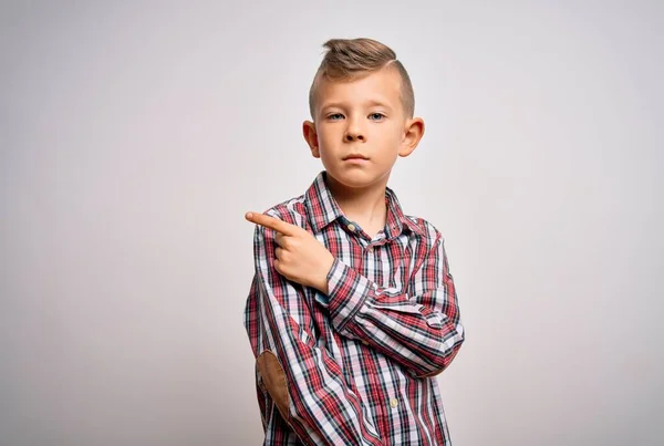 Kleines Kaukasisches Kind Mit Blauen Augen Elegantem Hemd Vor Isoliertem — Stockfoto