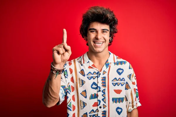 Jeune Homme Beau Vacances Portant Chemise Été Sur Fond Rouge — Photo