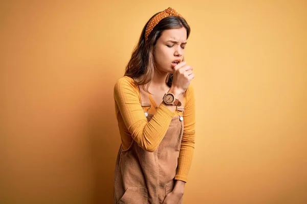 Joven Chica Rubia Hermosa Usando General Pie Sobre Fondo Amarillo — Foto de Stock