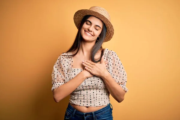 Mladá Krásná Brunetka Žena Tričku Letním Klobouku Přes Žluté Pozadí — Stock fotografie