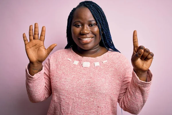 Afroamerikanische Size Frau Mit Zöpfen Trägt Lässigen Pullover Über Rosa — Stockfoto