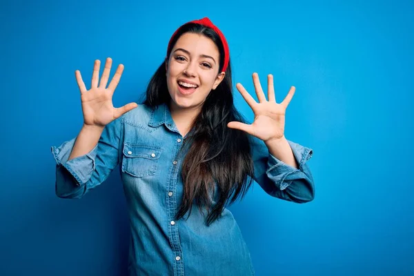 Mujer Morena Joven Con Camisa Vaquera Casual Sobre Fondo Azul — Foto de Stock