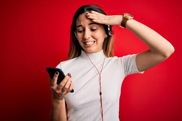 Akıllı Telefon Kulaklık Kullanarak Müzik Dinleyen Genç Güzel Esmer Bir — Stok fotoğraf