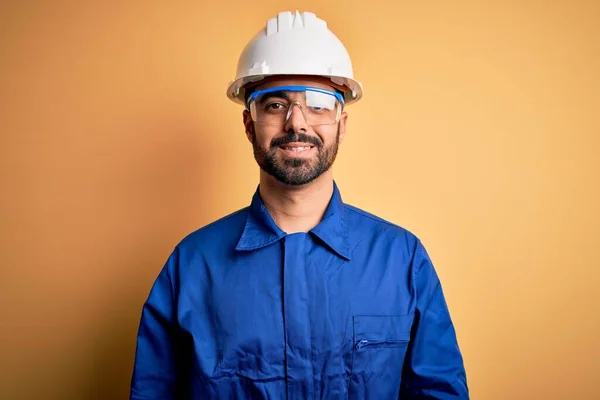 Hombre Mecánico Con Barba Vistiendo Uniforme Azul Gafas Seguridad Sobre — Foto de Stock