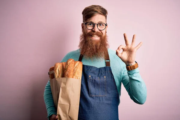 Irländsk Rödhårig Bagare Man Med Skägg Innehav Matvaror Papperspåse Bröd — Stockfoto